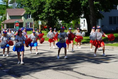 Appleton, Wisconsin, ABD - 8 Haziran 2024: Appleton, Wisconsin 'deki Bayrak Günü Geçidi katılımcıları 