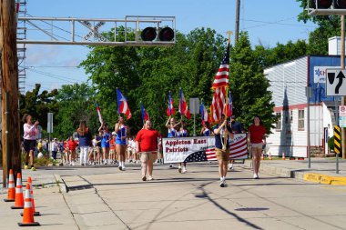 Appleton, Wisconsin, ABD - 8 Haziran 2024: Appleton, Wisconsin 'deki Bayrak Günü Geçidi katılımcıları 