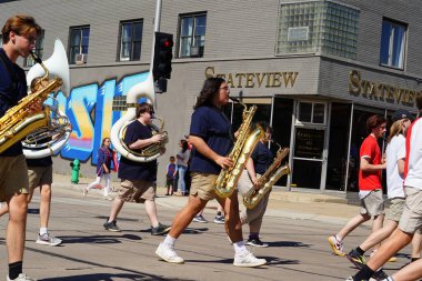 Appleton, Wisconsin ABD - 8 Haziran 2024: Lise bandosu Bayrak Günü Geçidi boyunca yürüdü.