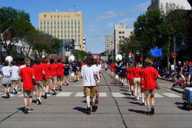 Appleton, Wisconsin ABD - 8 Haziran 2024: Lise bandosu Bayrak Günü Geçidi boyunca yürüdü.