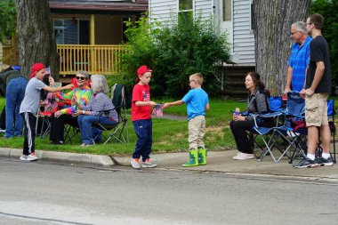 Appleton, Wisconsin, ABD - 8 Haziran 2024: Appleton, Wisconsin 'de Bayrak Günü Töreni İzleyicileri 