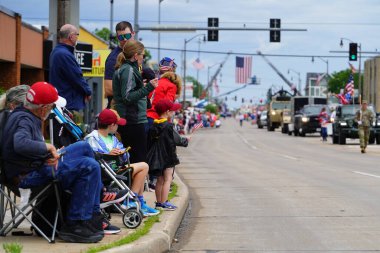 Appleton, Wisconsin, ABD - 8 Haziran 2024: Appleton, Wisconsin 'de Bayrak Günü Töreni İzleyicileri 