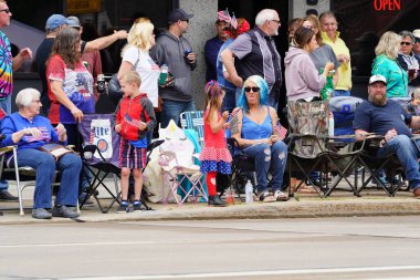 Appleton, Wisconsin, ABD - 8 Haziran 2024: Appleton, Wisconsin 'de Bayrak Günü Töreni İzleyicileri 