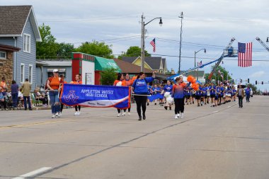 Appleton, Wisconsin ABD - 8 Haziran 2024: Lise bandosu Bayrak Günü Geçidi boyunca yürüdü.