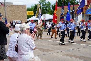 Appleton, Wisconsin, ABD - 8 Haziran 2024: Appleton, Wisconsin 'deki Bayrak Günü Geçidi katılımcıları 