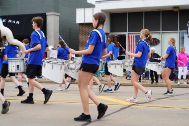 Appleton, Wisconsin ABD - 8 Haziran 2024: Lise bandosu Bayrak Günü Geçidi boyunca yürüdü.