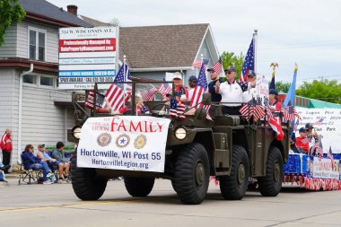 Appleton, Wisconsin, ABD - 8 Haziran 2024: Appleton, Wisconsin 'deki Bayrak Günü Geçidi katılımcıları 