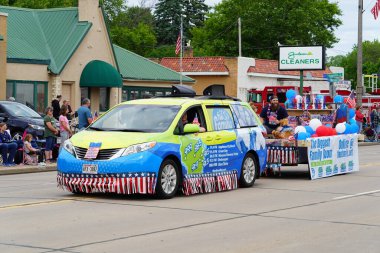Appleton, Wisconsin, ABD - 8 Haziran 2024: Appleton, Wisconsin 'deki Bayrak Günü Geçidi katılımcıları 