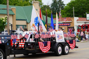 Appleton, Wisconsin, ABD - 8 Haziran 2024: Appleton, Wisconsin 'deki Bayrak Günü Geçidi katılımcıları 
