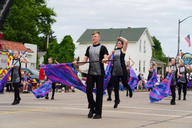 Appleton, Wisconsin ABD - 8 Haziran 2024: Lise bandosu Bayrak Günü Geçidi boyunca yürüdü.