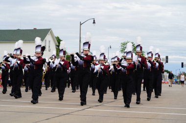 Appleton, Wisconsin ABD - 8 Haziran 2024: Lise bandosu Bayrak Günü Geçidi boyunca yürüdü.