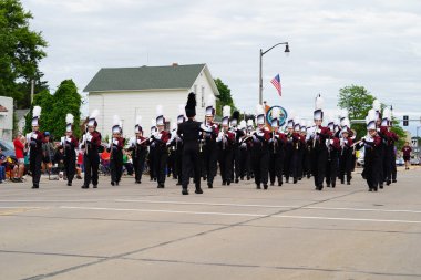 Appleton, Wisconsin ABD - 8 Haziran 2024: Lise bandosu Bayrak Günü Geçidi boyunca yürüdü.