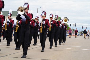 Appleton, Wisconsin ABD - 8 Haziran 2024: Lise bandosu Bayrak Günü Geçidi boyunca yürüdü.