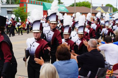 Appleton, Wisconsin ABD - 8 Haziran 2024: Lise bandosu Bayrak Günü Geçidi boyunca yürüdü.