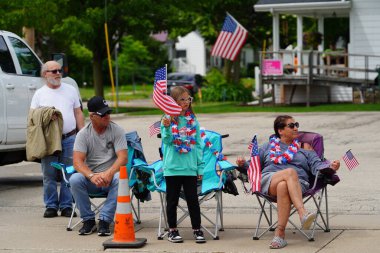 Appleton, Wisconsin ABD - 7 Haziran 2024: Birçok toplum üyesi, Bayrak Bayramı yürüyüşünü izlemek için şehir merkezine geldi..