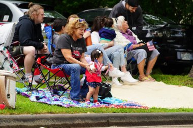 Appleton, Wisconsin ABD - 7 Haziran 2024: Birçok toplum üyesi, Bayrak Bayramı yürüyüşünü izlemek için şehir merkezine geldi..