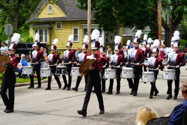 Appleton, Wisconsin ABD - 8 Haziran 2024: Lise bandosu Bayrak Günü Geçidi boyunca yürüdü.