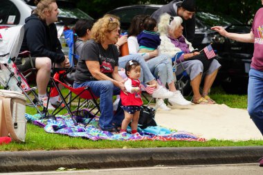 Appleton, Wisconsin ABD - 7 Haziran 2024: Birçok toplum üyesi, Bayrak Bayramı yürüyüşünü izlemek için şehir merkezine geldi..