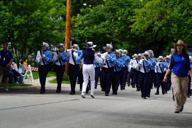 Appleton, Wisconsin ABD - 8 Haziran 2024: Lise bandosu Bayrak Günü Geçidi boyunca yürüdü.