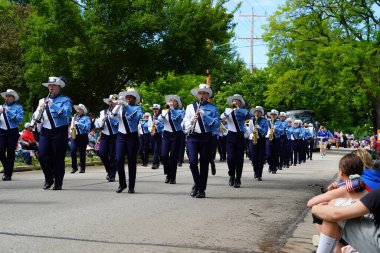 Appleton, Wisconsin ABD - 8 Haziran 2024: Lise bandosu Bayrak Günü Geçidi boyunca yürüdü.