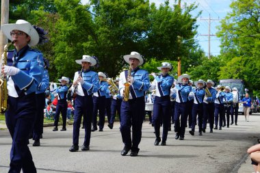 Appleton, Wisconsin ABD - 8 Haziran 2024: Lise bandosu Bayrak Günü Geçidi boyunca yürüdü.