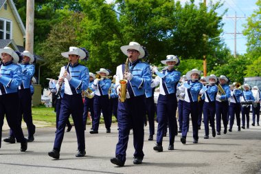 Appleton, Wisconsin ABD - 8 Haziran 2024: Lise bandosu Bayrak Günü Geçidi boyunca yürüdü.