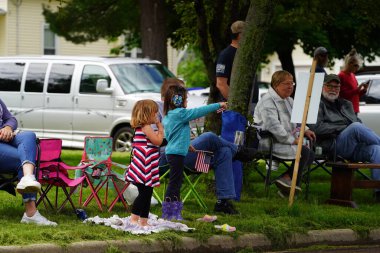 Appleton, Wisconsin ABD - 7 Haziran 2024: Birçok toplum üyesi, Bayrak Bayramı yürüyüşünü izlemek için şehir merkezine geldi..