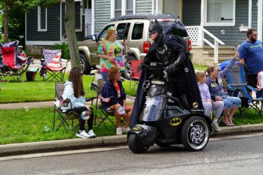 Wisconsin Dells, Wisconsin ABD - 18 Eylül 2023: Batman kostümü giymiş bir adam Wo Zha Wa geçit töreninde çocuklarla ve yetişkinlerle etkileşime girdi.