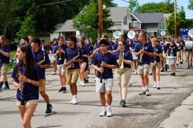 Appleton, Wisconsin ABD - 8 Haziran 2024: Lise bandosu Bayrak Günü Geçidi boyunca yürüdü.