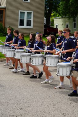 Appleton, Wisconsin ABD - 8 Haziran 2024: Lise bandosu Bayrak Günü Geçidi boyunca yürüdü.