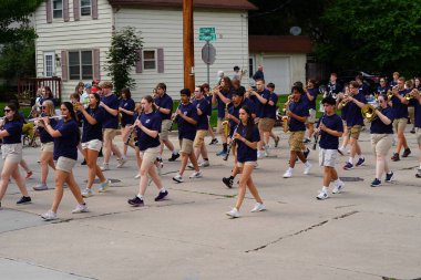 Appleton, Wisconsin ABD - 8 Haziran 2024: Lise bandosu Bayrak Günü Geçidi boyunca yürüdü.