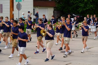 Appleton, Wisconsin ABD - 8 Haziran 2024: Lise bandosu Bayrak Günü Geçidi boyunca yürüdü.