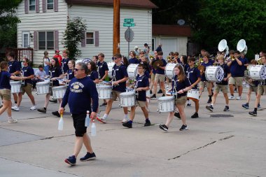 Appleton, Wisconsin ABD - 8 Haziran 2024: Lise bandosu Bayrak Günü Geçidi boyunca yürüdü.