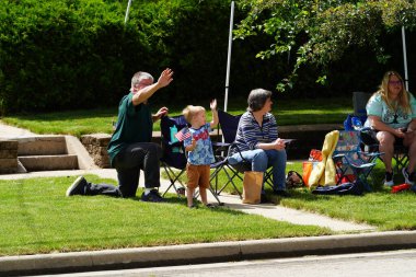 Appleton, Wisconsin ABD - 7 Haziran 2024: Birçok toplum üyesi, Bayrak Bayramı yürüyüşünü izlemek için şehir merkezine geldi..