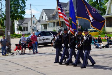 Appleton, Wisconsin ABD - 7 Haziran 2024: Birçok toplum üyesi, Bayrak Bayramı yürüyüşünü izlemek için şehir merkezine geldi..