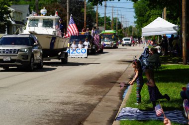 Appleton, Wisconsin ABD - 7 Haziran 2024: Birçok toplum üyesi, Bayrak Bayramı yürüyüşünü izlemek için şehir merkezine geldi..