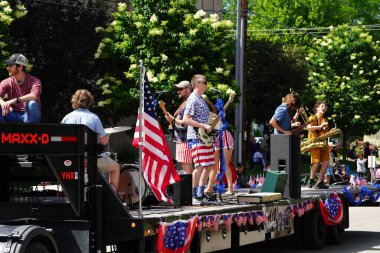 Appleton, Wisconsin ABD - 7 Haziran 2024: Birçok toplum üyesi, Bayrak Bayramı yürüyüşünü izlemek için şehir merkezine geldi..