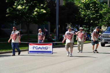 Appleton, Wisconsin ABD - 7 Haziran 2024: Birçok toplum üyesi, Bayrak Bayramı yürüyüşünü izlemek için şehir merkezine geldi..