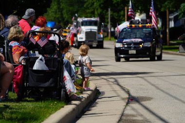 Appleton, Wisconsin ABD - 7 Haziran 2024: Birçok toplum üyesi, Bayrak Bayramı yürüyüşünü izlemek için şehir merkezine geldi..