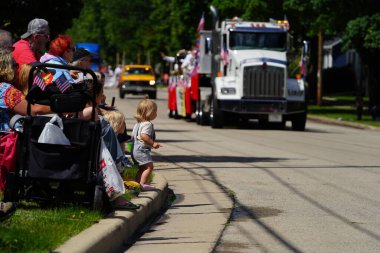 Appleton, Wisconsin ABD - 7 Haziran 2024: Birçok toplum üyesi, Bayrak Bayramı yürüyüşünü izlemek için şehir merkezine geldi..
