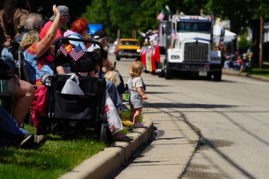 Appleton, Wisconsin ABD - 7 Haziran 2024: Birçok toplum üyesi, Bayrak Bayramı yürüyüşünü izlemek için şehir merkezine geldi..