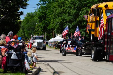 Appleton, Wisconsin ABD - 7 Haziran 2024: Birçok toplum üyesi, Bayrak Bayramı yürüyüşünü izlemek için şehir merkezine geldi..