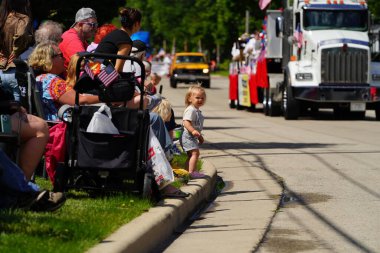 Appleton, Wisconsin ABD - 7 Haziran 2024: Birçok toplum üyesi, Bayrak Bayramı yürüyüşünü izlemek için şehir merkezine geldi..