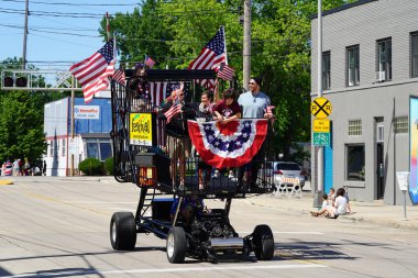 Appleton, Wisconsin ABD - 12 Haziran 2024: Yetişkin erkek ve kadınlar geçit töreni sırasında sokaklarda yürüdüler.