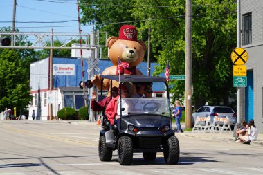 Appleton, Wisconsin ABD - 12 Haziran 2024: Yetişkin erkek ve kadınlar geçit töreni sırasında sokaklarda yürüdüler.