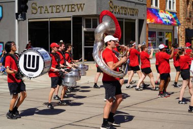 Appleton, Wisconsin ABD - 13 Haziran 2024: UW Wisconsin Badgers Koleji yürüyüş bandosu Flag Day Parade 'de yürüdü.