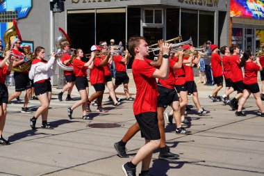 Appleton, Wisconsin ABD - 13 Haziran 2024: UW Wisconsin Badgers Koleji yürüyüş bandosu Flag Day Parade 'de yürüdü.