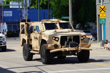 Appleton, Wisconsin ABD - 12 Haziran 2024: Yetişkin erkek ve kadınlar geçit töreni sırasında sokaklarda yürüdüler.