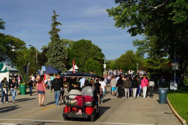 Şehir parkındaki insanlar