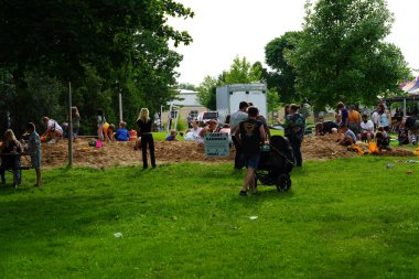 İnsanlar parkta çimlerde oynuyorlar.